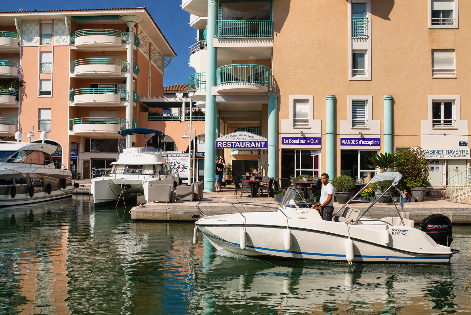 Vue sur le port et les bateaux — Restaurant Le Bœuf sur le Quai Fréjus