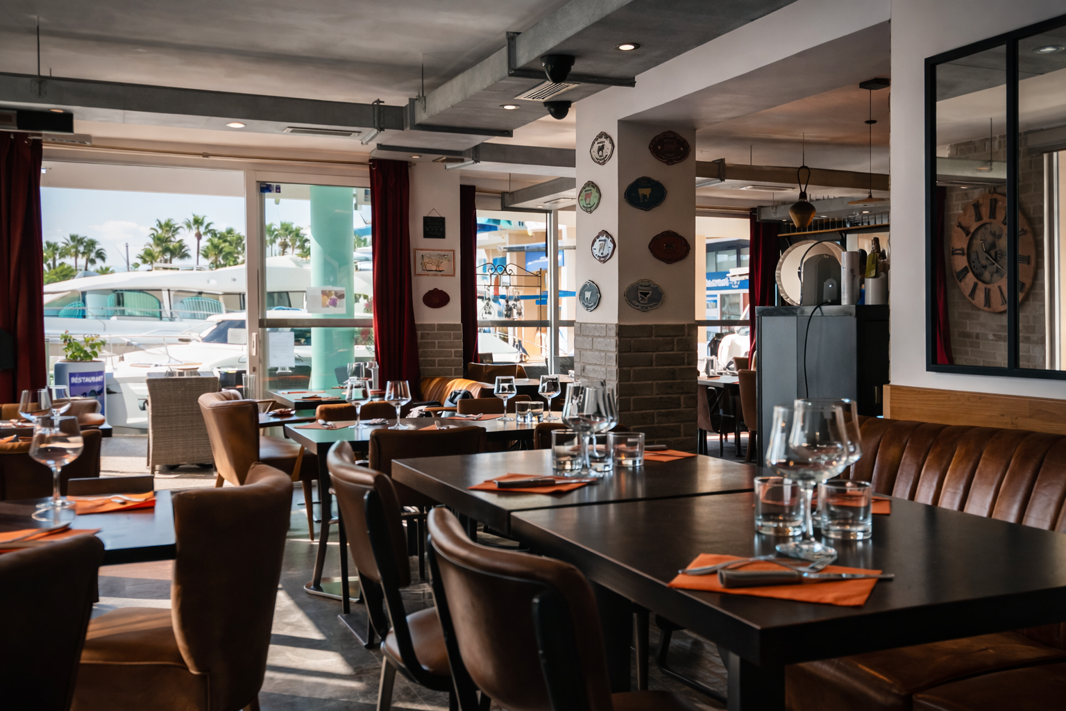 Salle intérieure moderne et chaleureuse — Restaurant Le Bœuf sur le Quai Fréjus