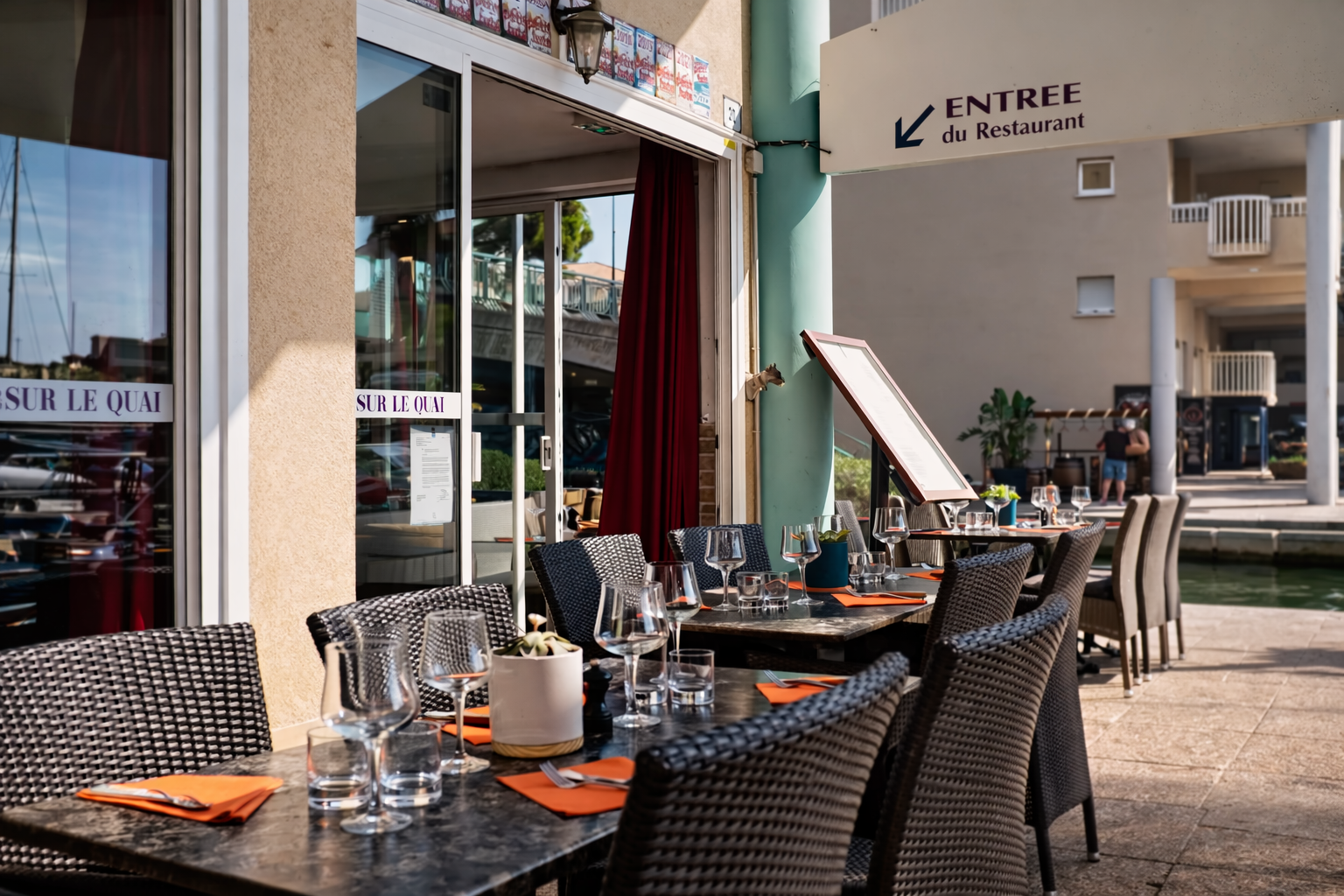 Tables dressées en terrasse — Restaurant Le Bœuf sur le Quai Port de Fréjus